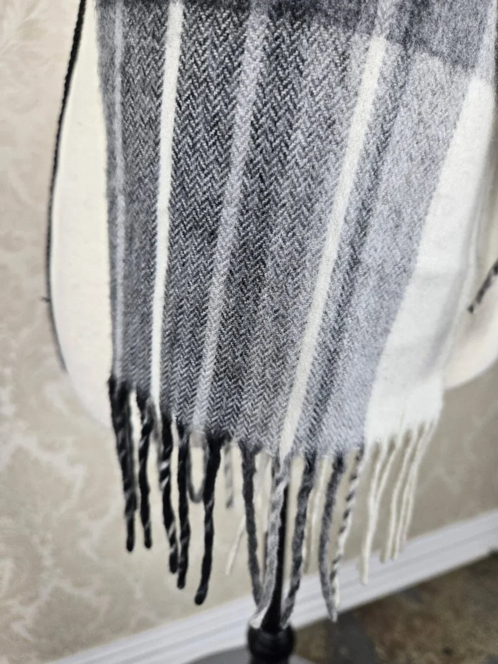 V. Fraas Cashmink Gray White Plaid Oblong Scarf Fringed Ends 100% Acrylic
